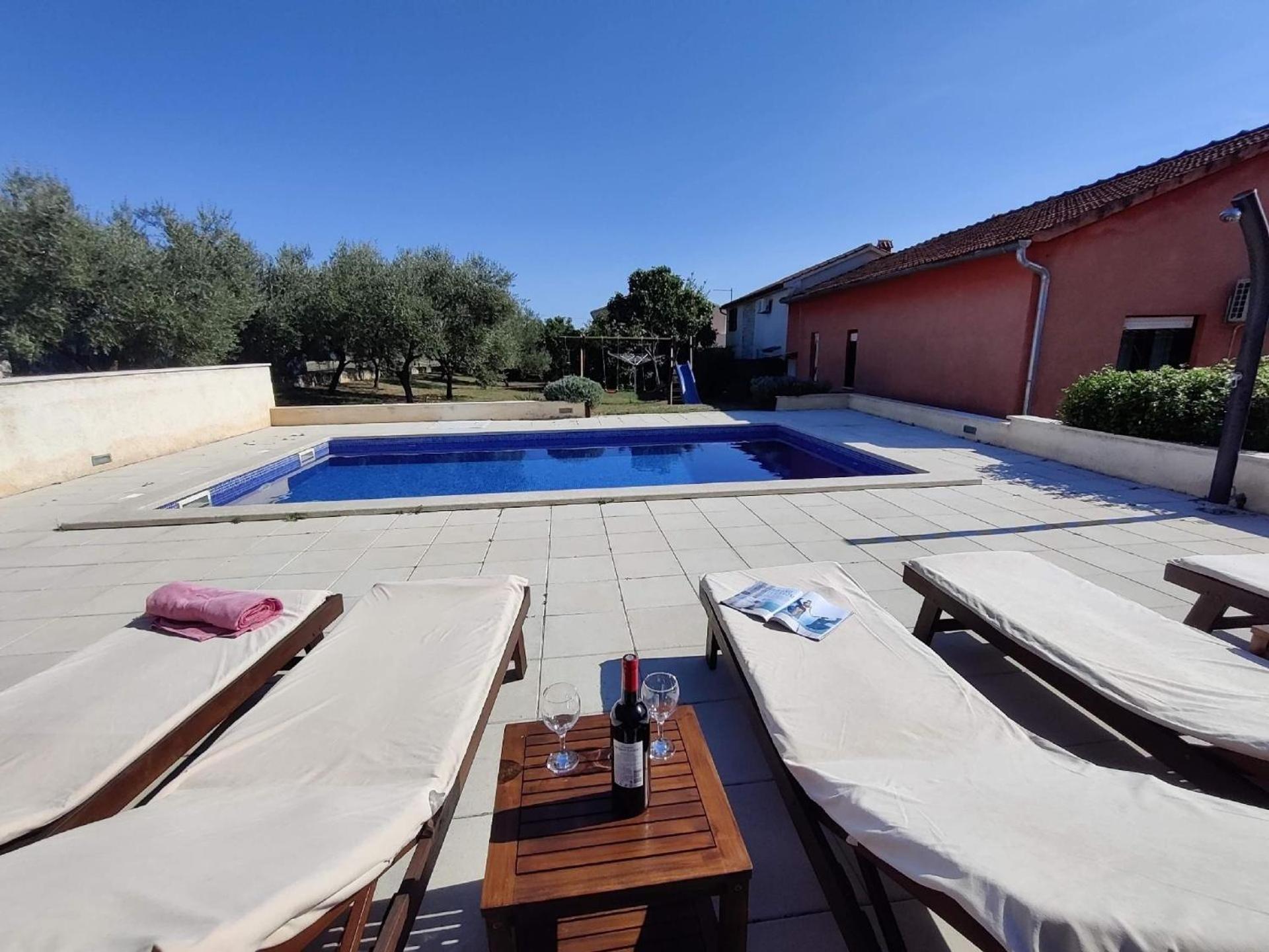 Sabina Mit Zwei Und Pool Pula