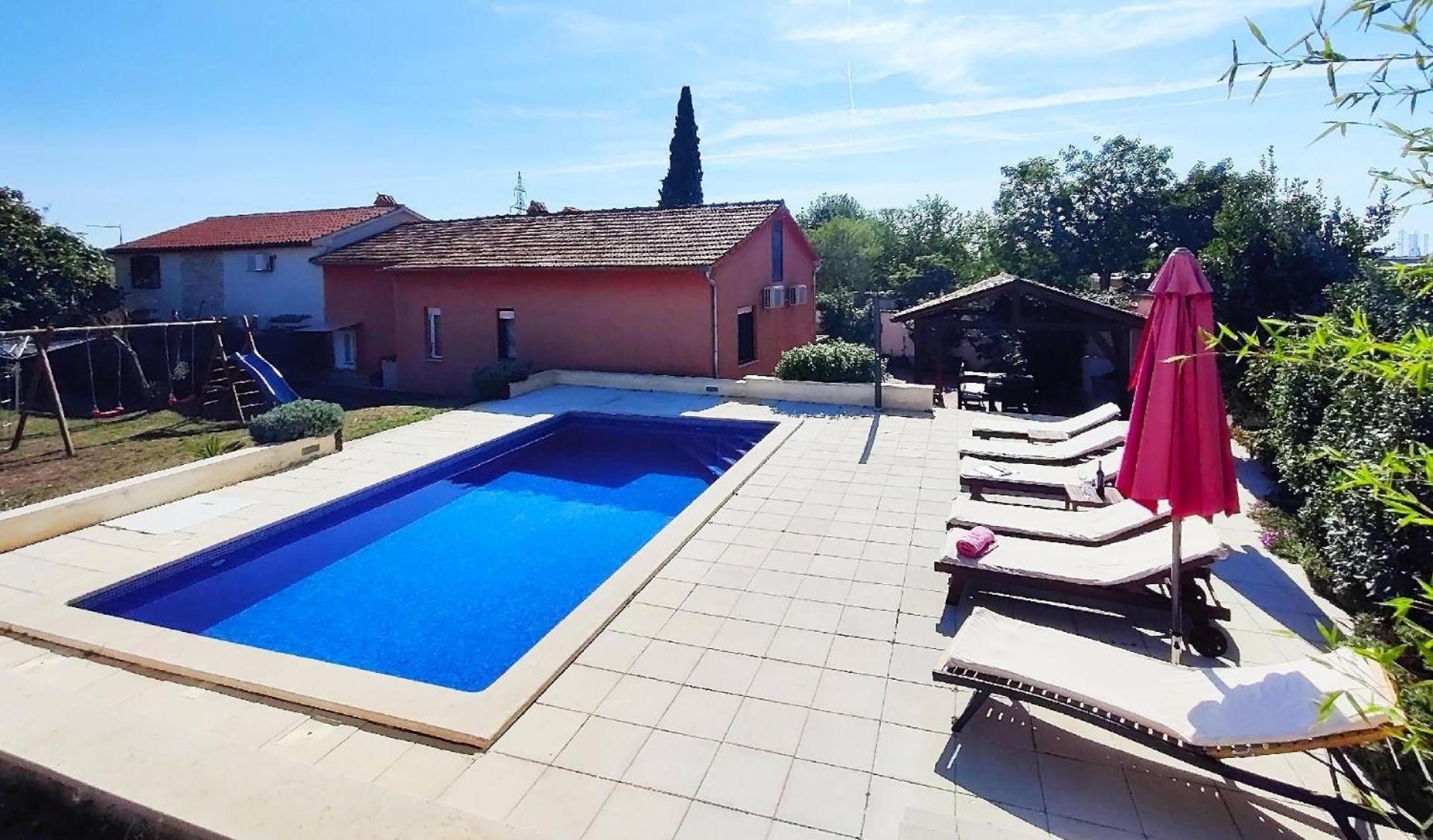 Sabina Mit Zwei Und Pool