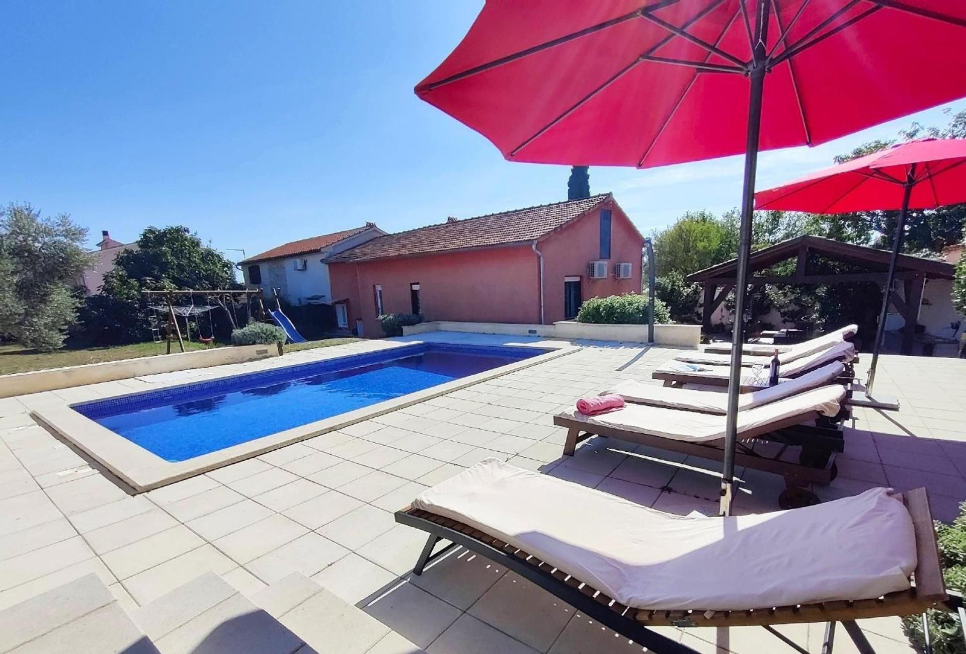 Sabina Mit Zwei Und Pool